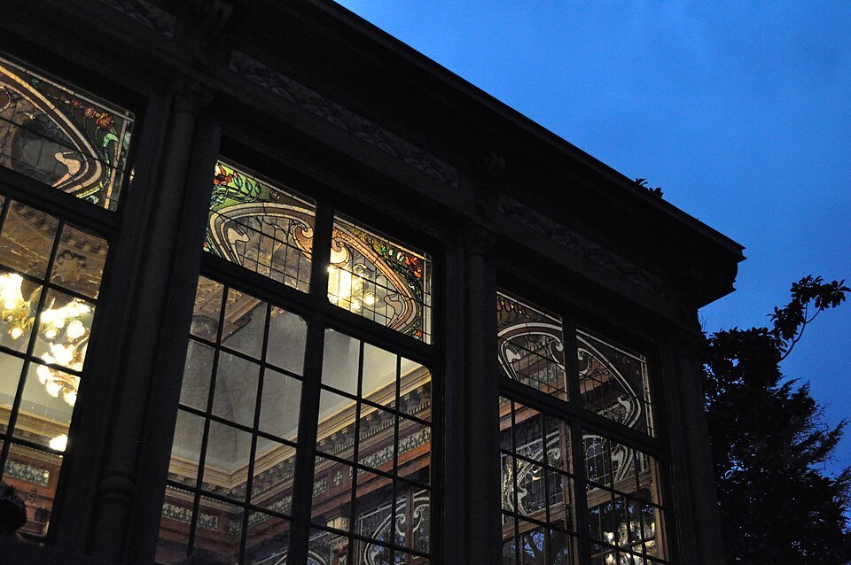 Villa Lumière detail windows art nouveau